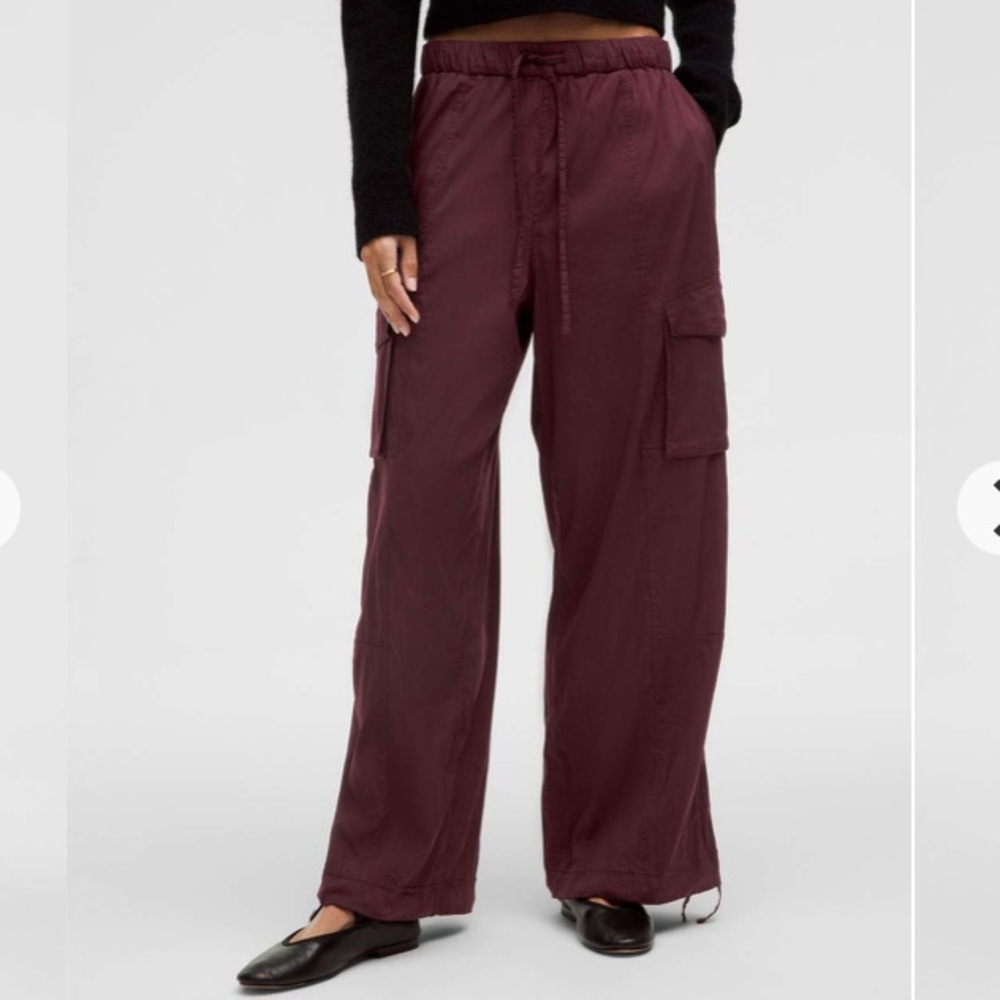 Lululemon Lightweight Adjustable Mid-Rise Cargo Pant
Garnet